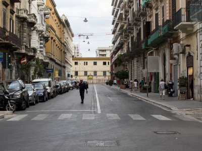 Proseguiamo in via Prospero Petroni per spostarci in via Melo, che prima di lasciare spazio a a negozi �made in Italy� e librerie si fa anch�essa cosmopolita